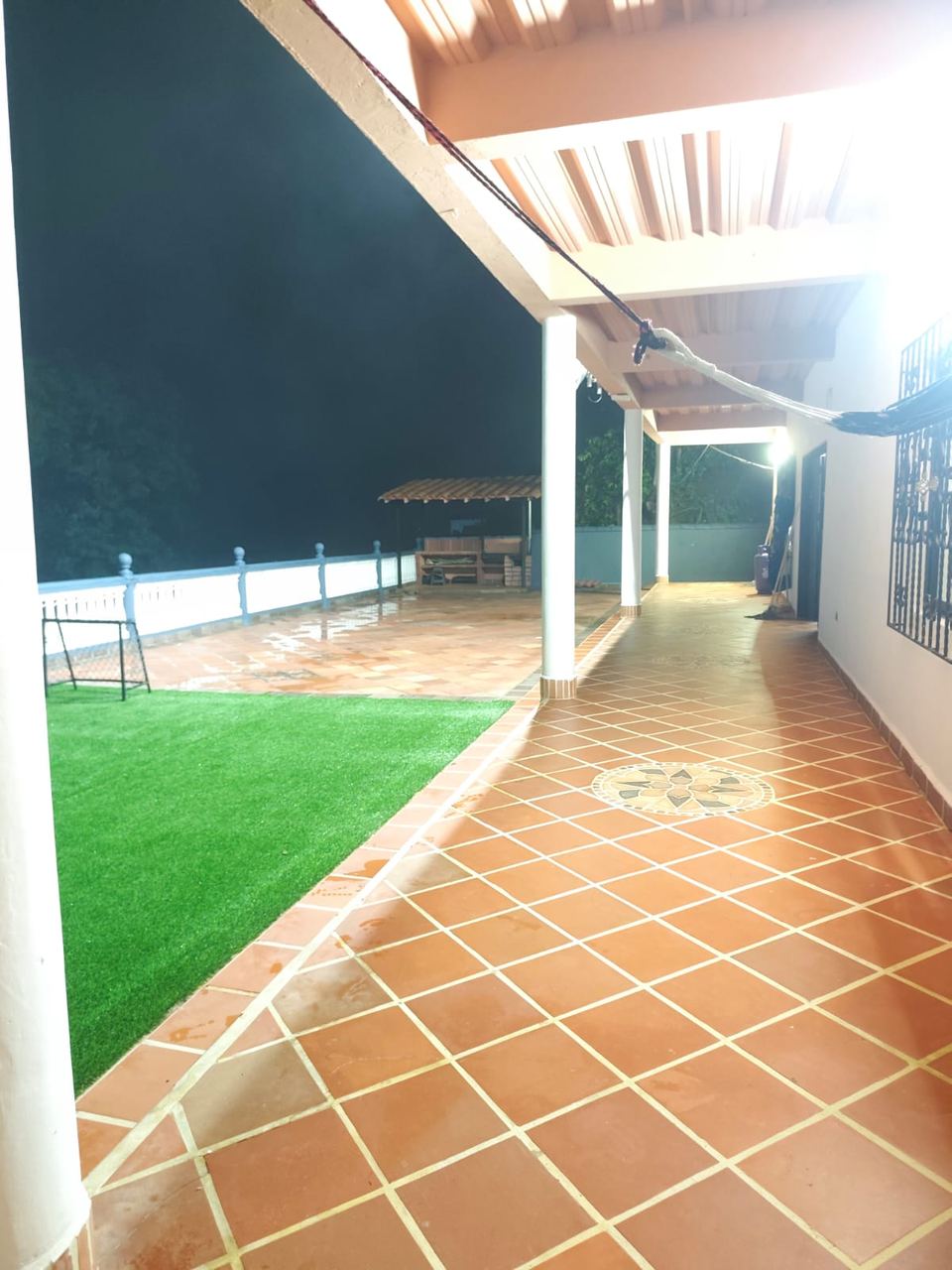 Gramilla sintética iluminada de noche en la Finca La Gloria