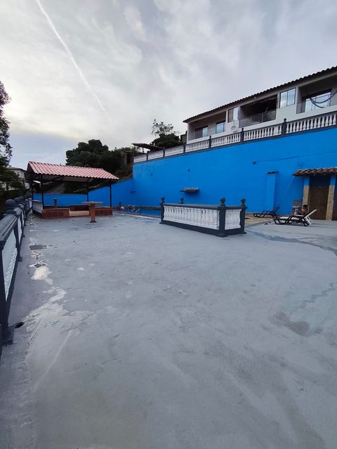 Piscina con vista al valle