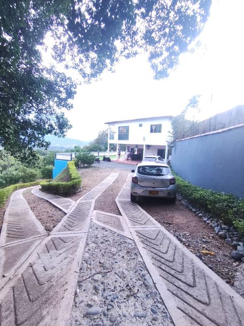 Portón de ingreso en madera y hierro forjado