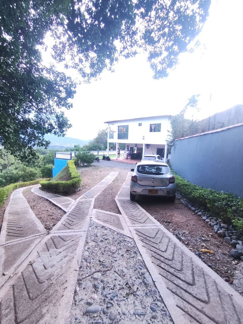 Portón de ingreso en madera y hierro forjado de la Finca La Gloria