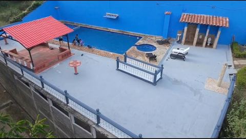 Kiosco, piscina y jacuzzi