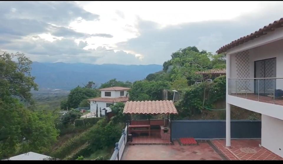 Zona de BBQ con vista al valle en la Finca La Gloria